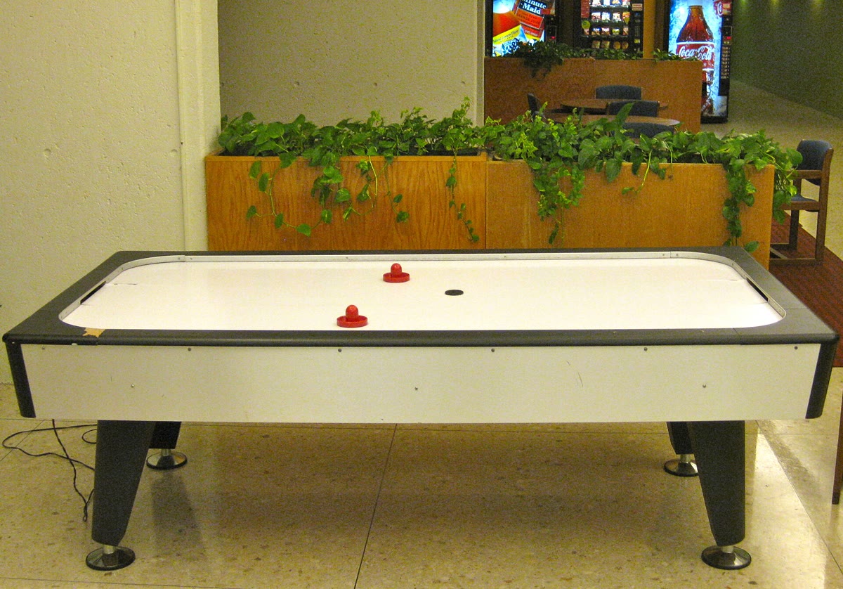 Air hockey table